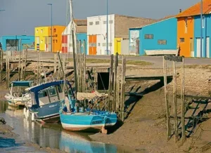 petit port de pêche et maisons colorées