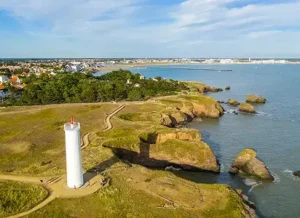 paysage côtier avec un phare