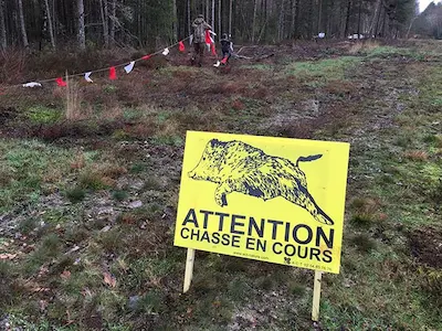panneau préventif pour indiquer chasse en cours