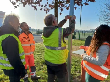 groupe de baliseurs autour d'un poteau