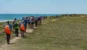 groupe de randonneurs marchant sur la côte
