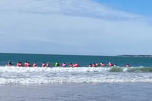 groupe de personnes pratiquant le longe-côte