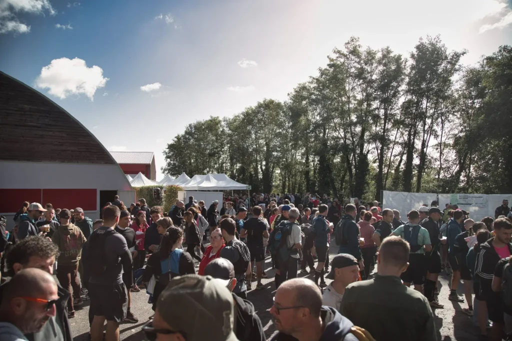 foule de randonneurs réunis autour de stands